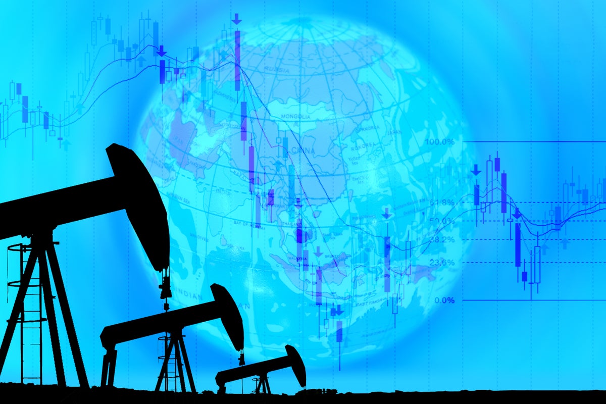 Oil Stays Weak On China's Fresh COVID-19 Curbs: Supply News Trickles In Ahead Of OPEC+ Meet