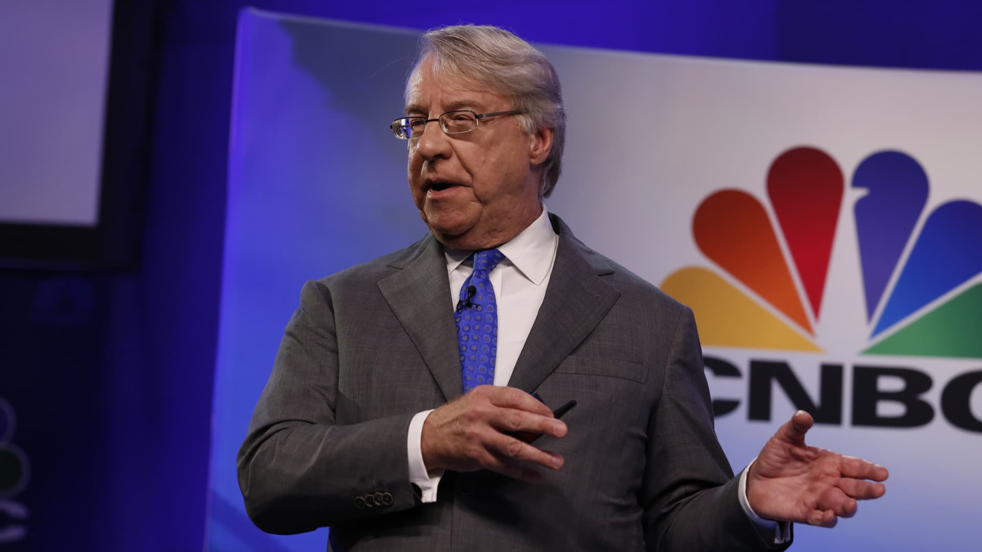 Jim Chanos arbitrage trade is a bet on AMC and APE shares converging