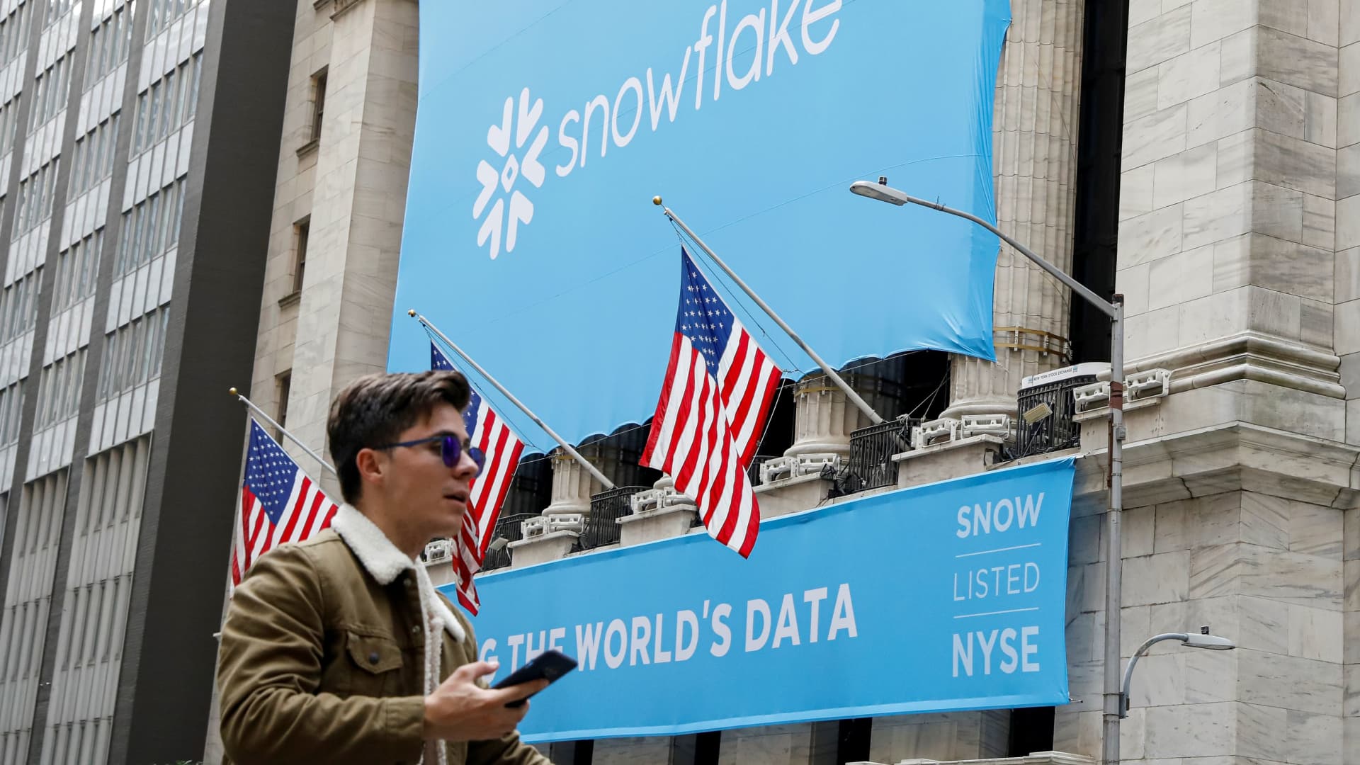Snowflake shares pop 23% following revenue beat
