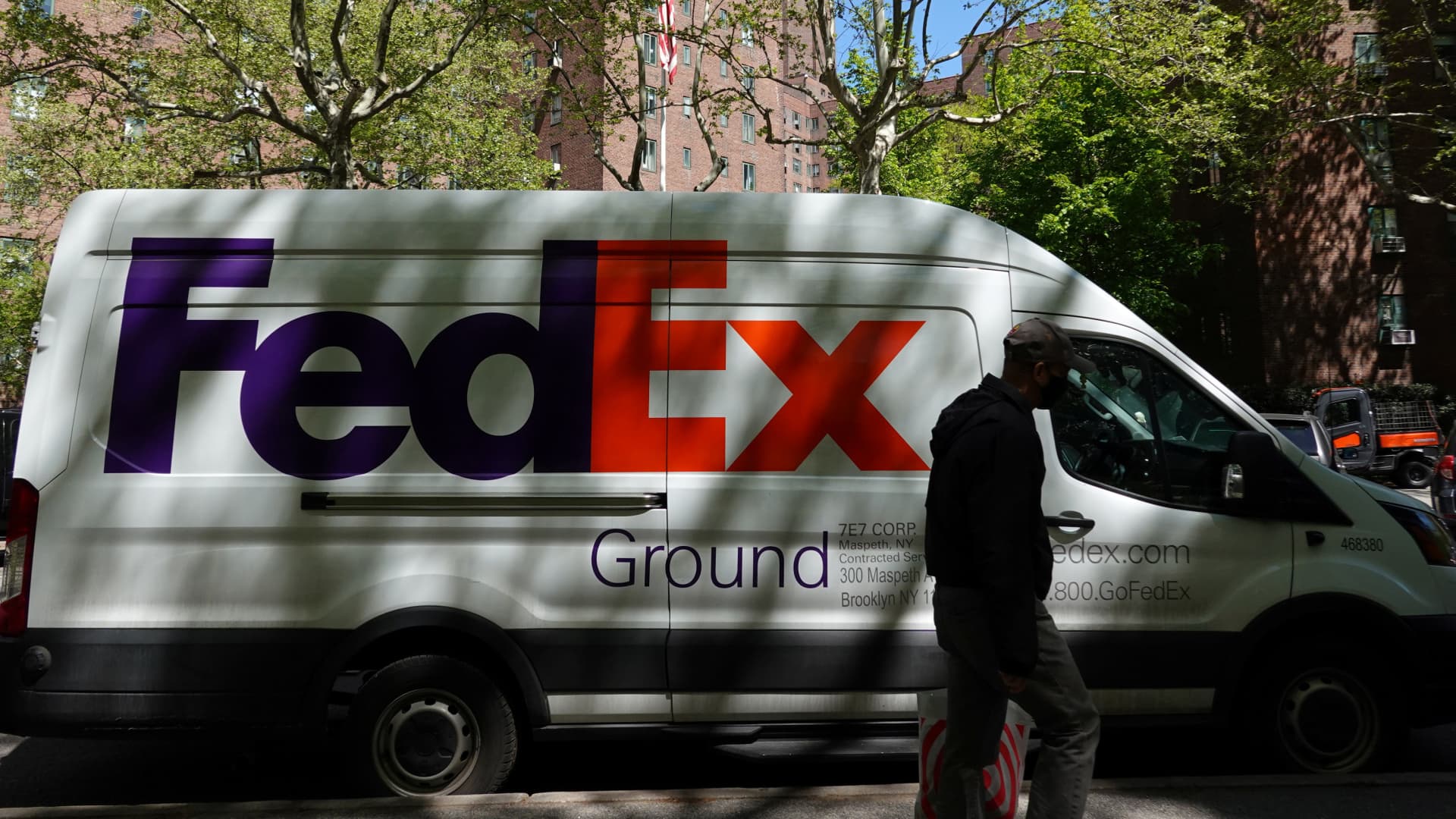 FedEx (FDX) reports Q1 earnings