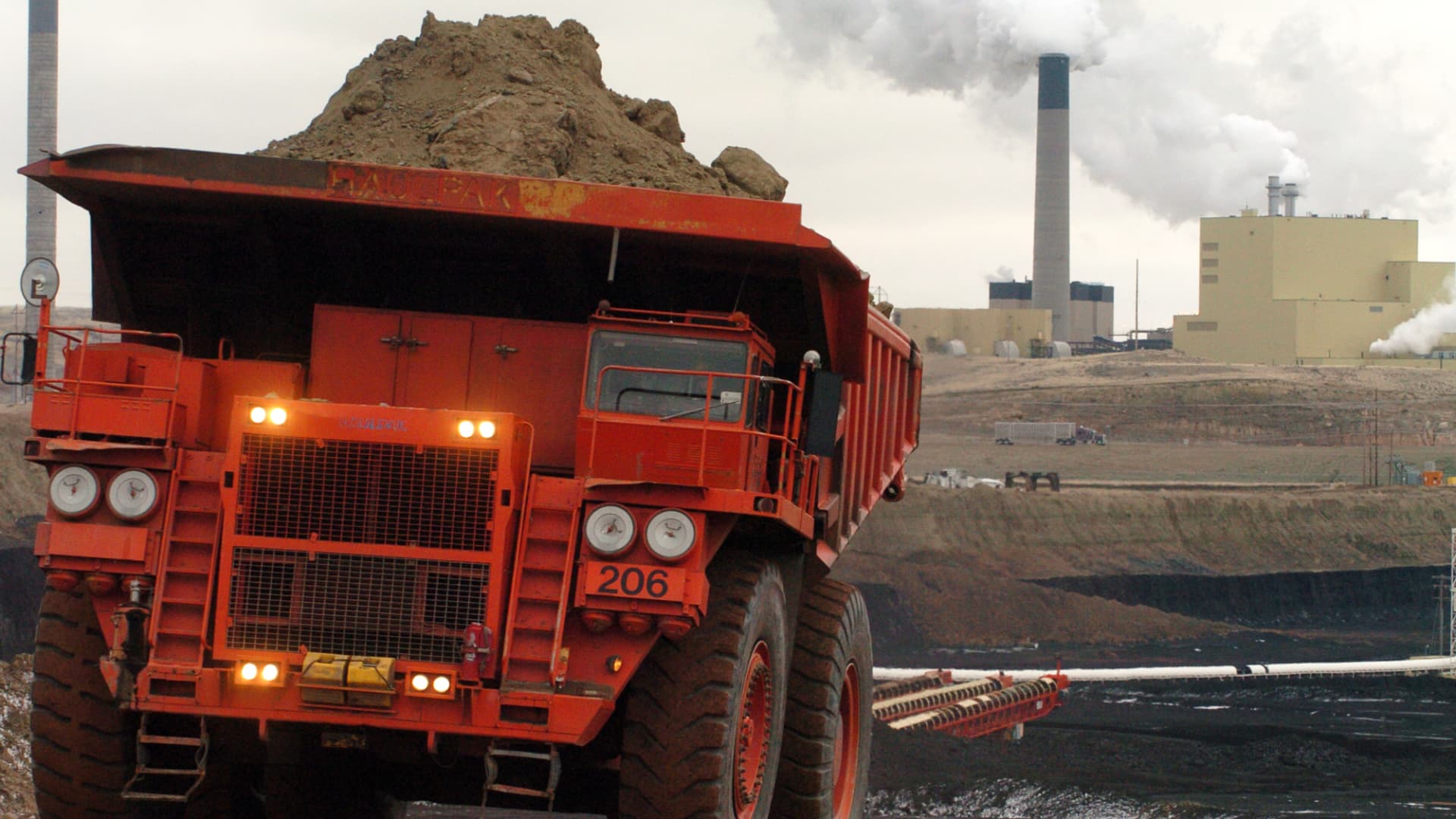 Investment pros name 2 stocks to play record-high coal prices