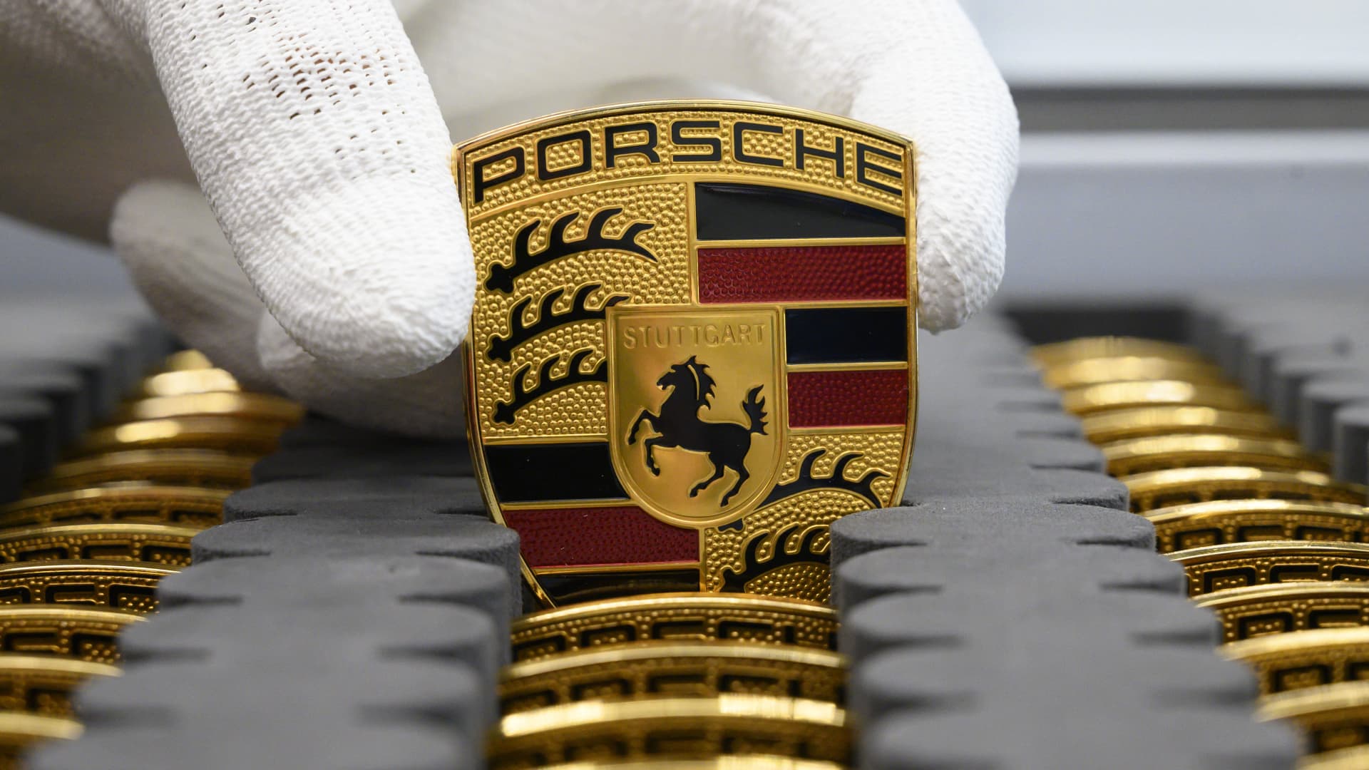 Porsche shares rise in landmark Frankfurt debut