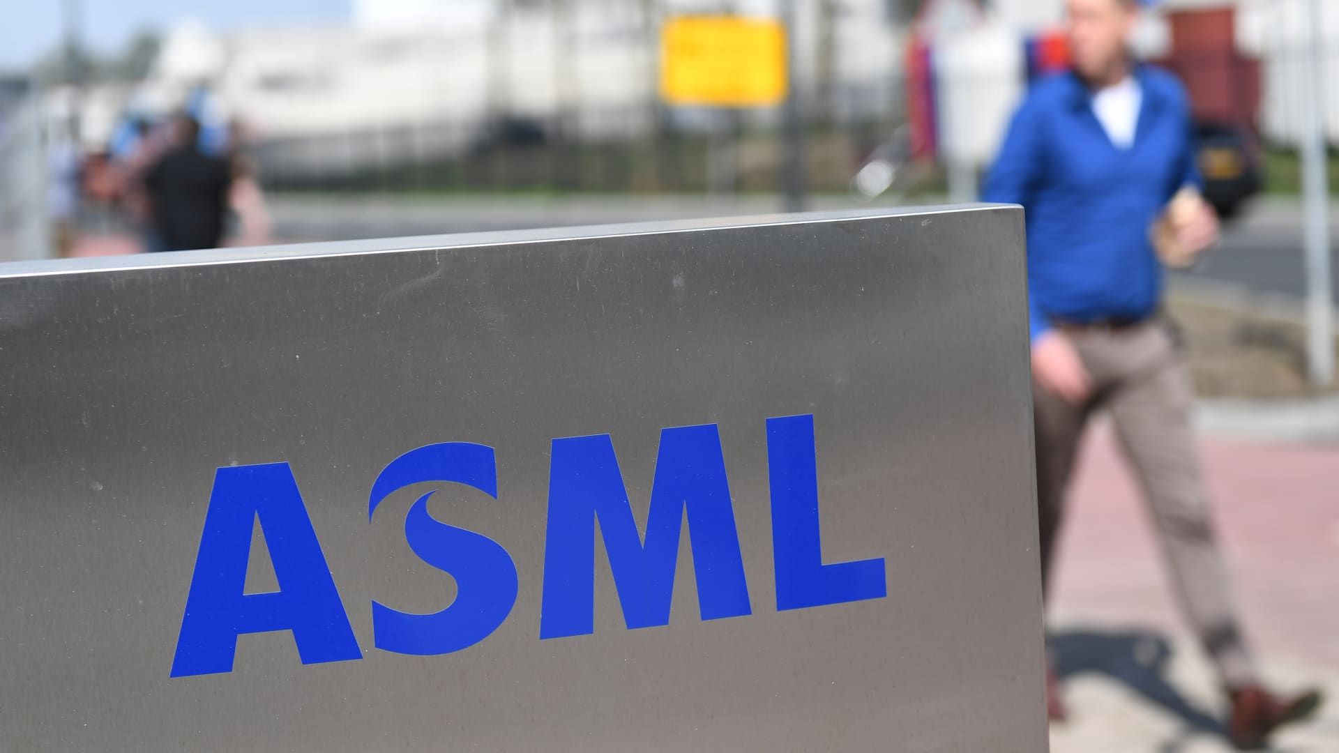 ASML Q3 earnings beat; sees limited impact on U.S. chip curbs on China