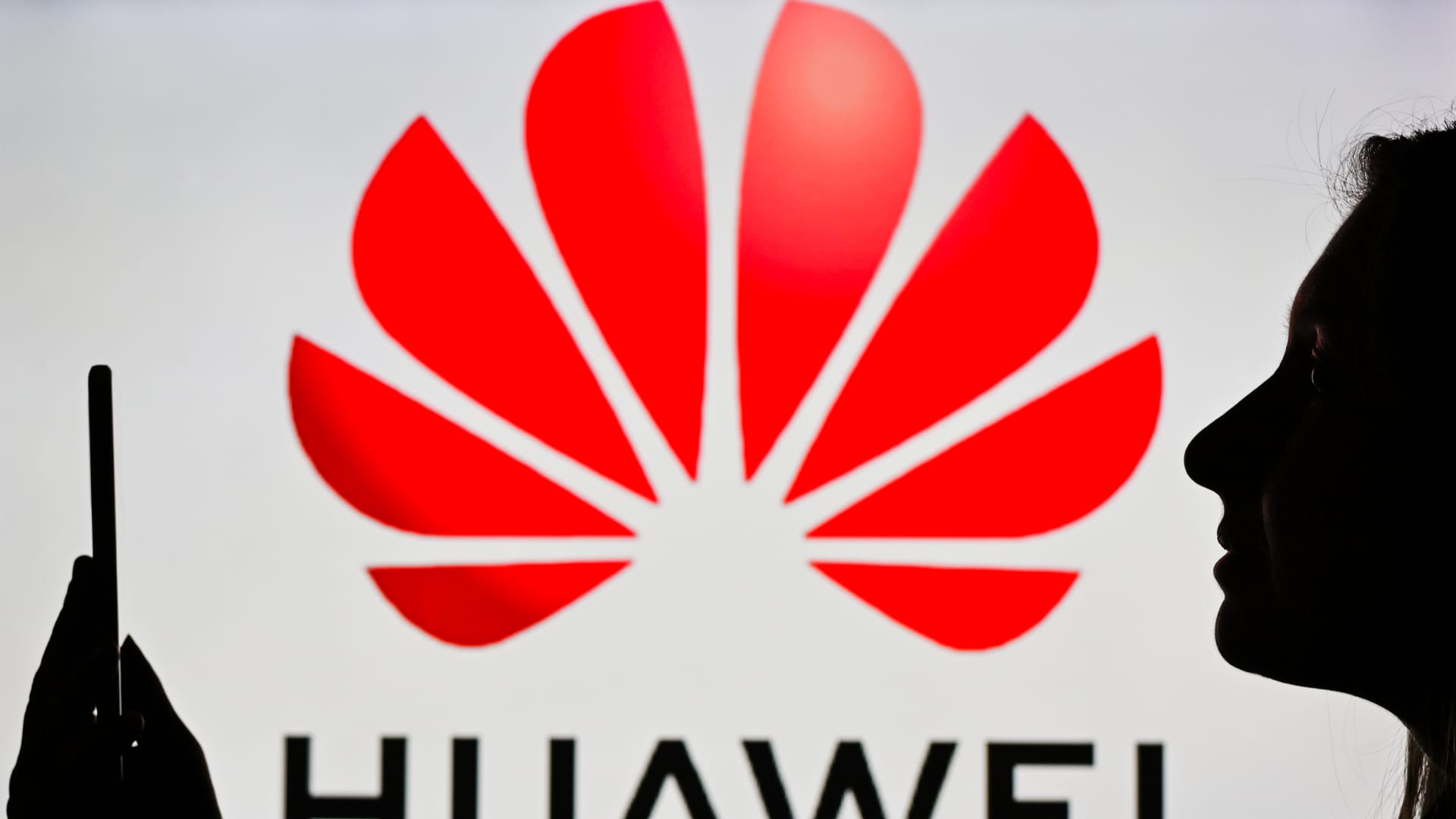 UK gives telco firms more time to remove Huawei 5G equipment