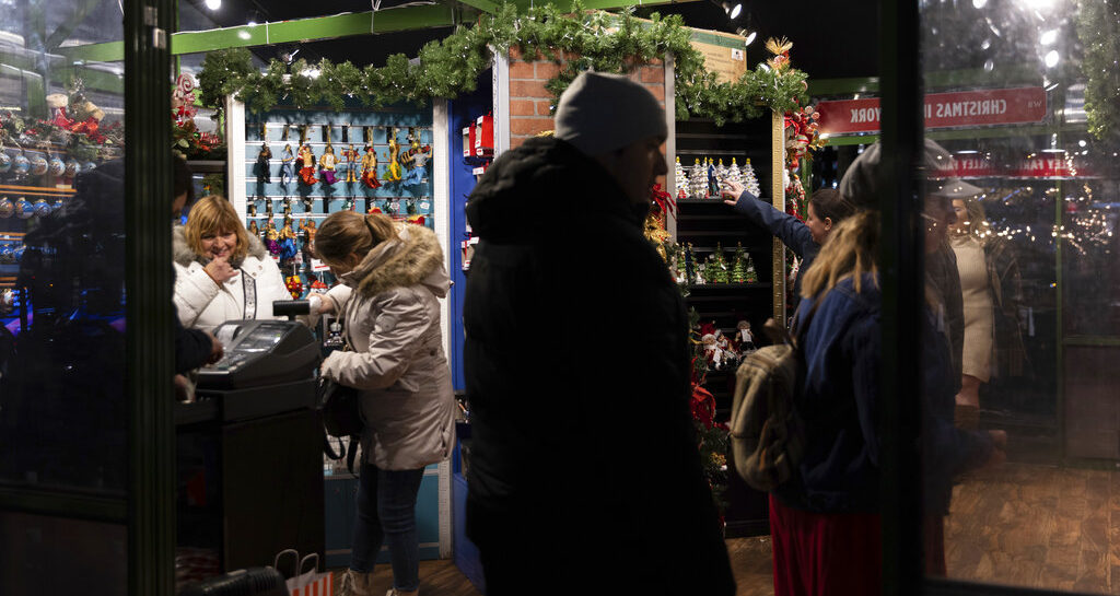 Small businesses, and shoppers, return to holiday markets