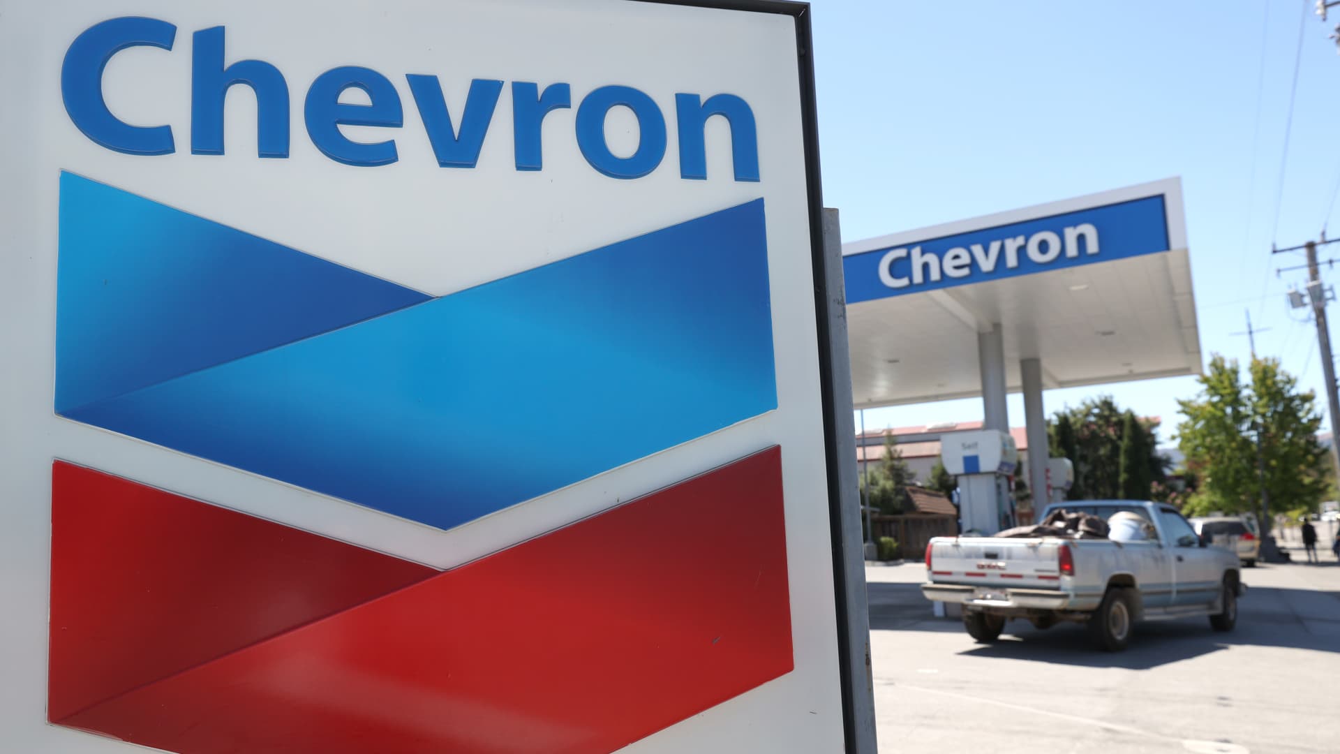 U.S. issues expanded license to allow Chevron to import Venezuelan oil
