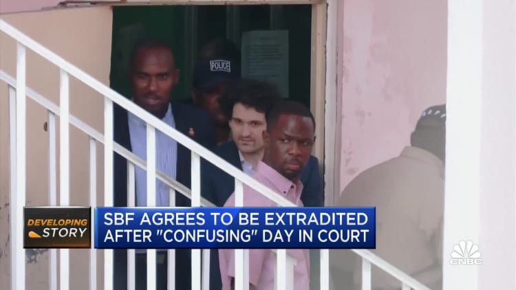 Sam Bankman-Fried defies advice of his lawyers by agreeing to U.S. extradition