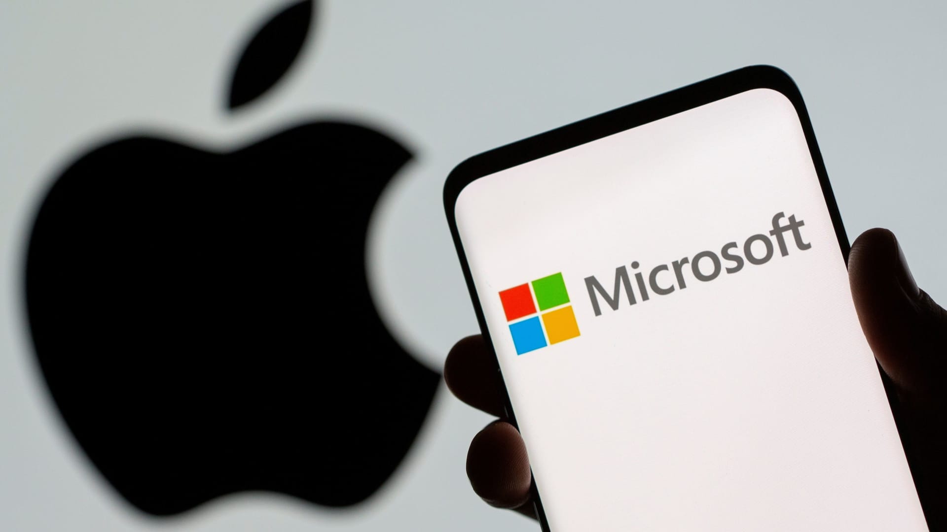 Apple vs. Microsoft? One outperforming fund manager picks his favorite — and explains why
