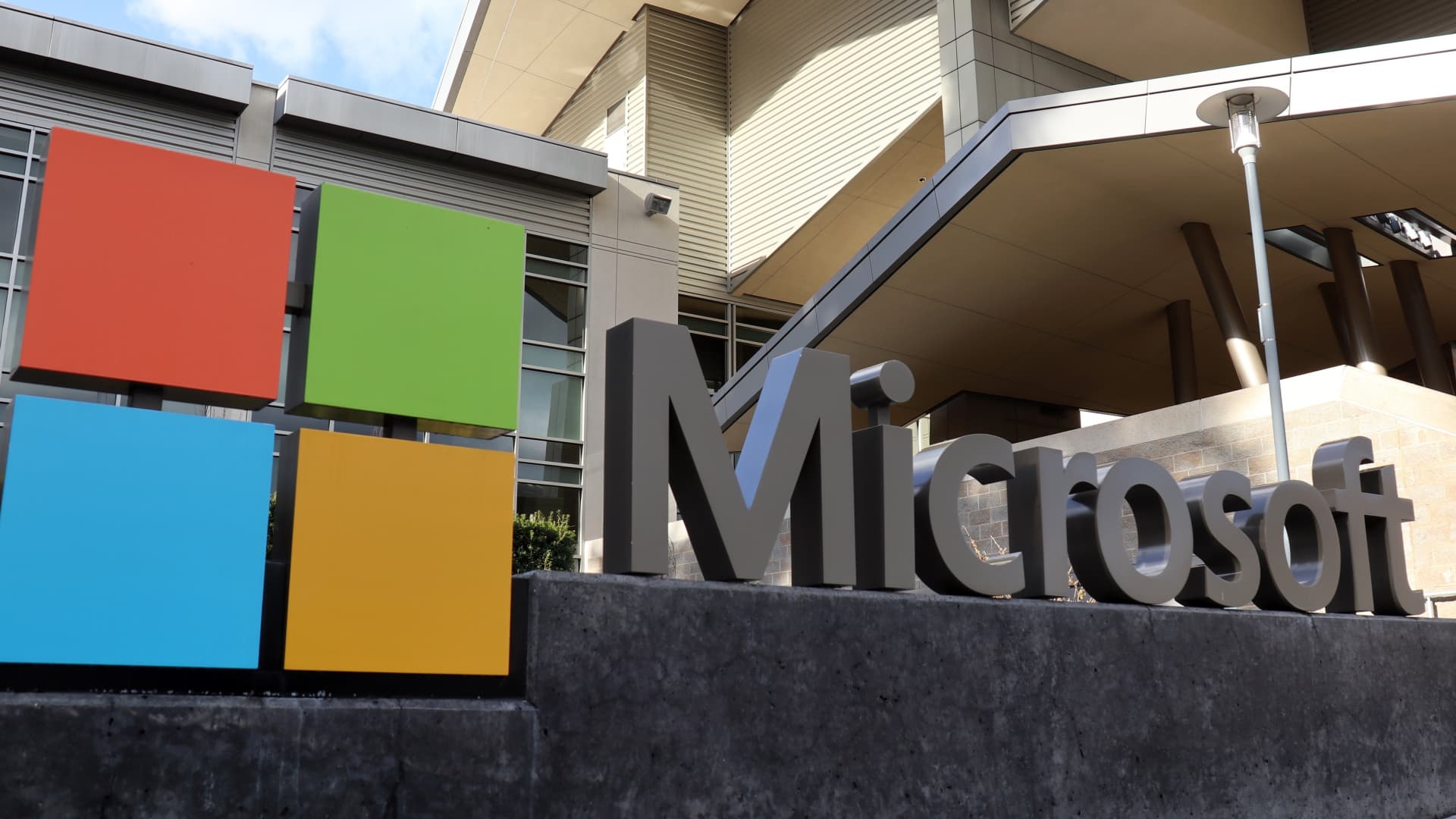 Microsoft buys near 4% stake in London Stock Exchange and launches 10-year partnership