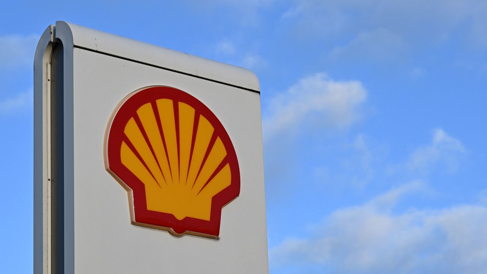 Oil giant reports record annual profits