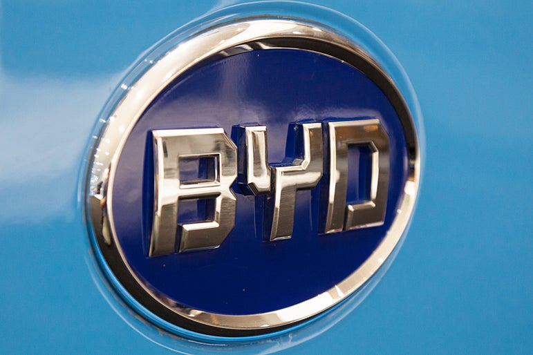 Warren Buffett-Backed BYD's Electric Bus Sales In Japan Scrapped By Hino Motors Over Toxic Substance Concerns - BYD (OTC:BYDDF), BYD (OTC:BYDDY), Toyota Motor (NYSE:TM), Hino Motors (OTC:HINOY)