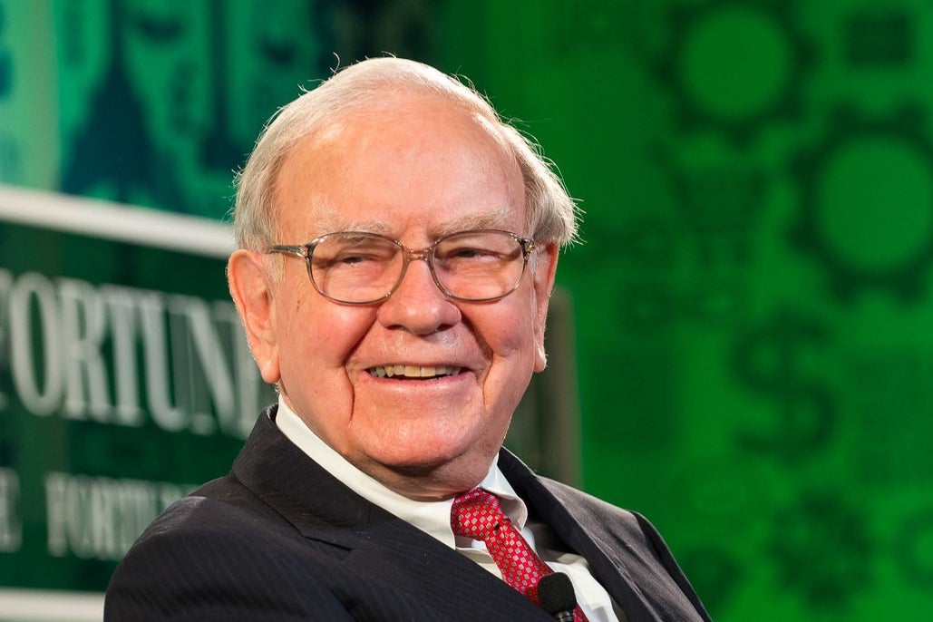 Warren Buffett Defends Share Buybacks In Annual Letter To Shareholders, Calls Critics 'Economic Illiterate' - Apple (NASDAQ:AAPL), American Express (NYSE:AXP)