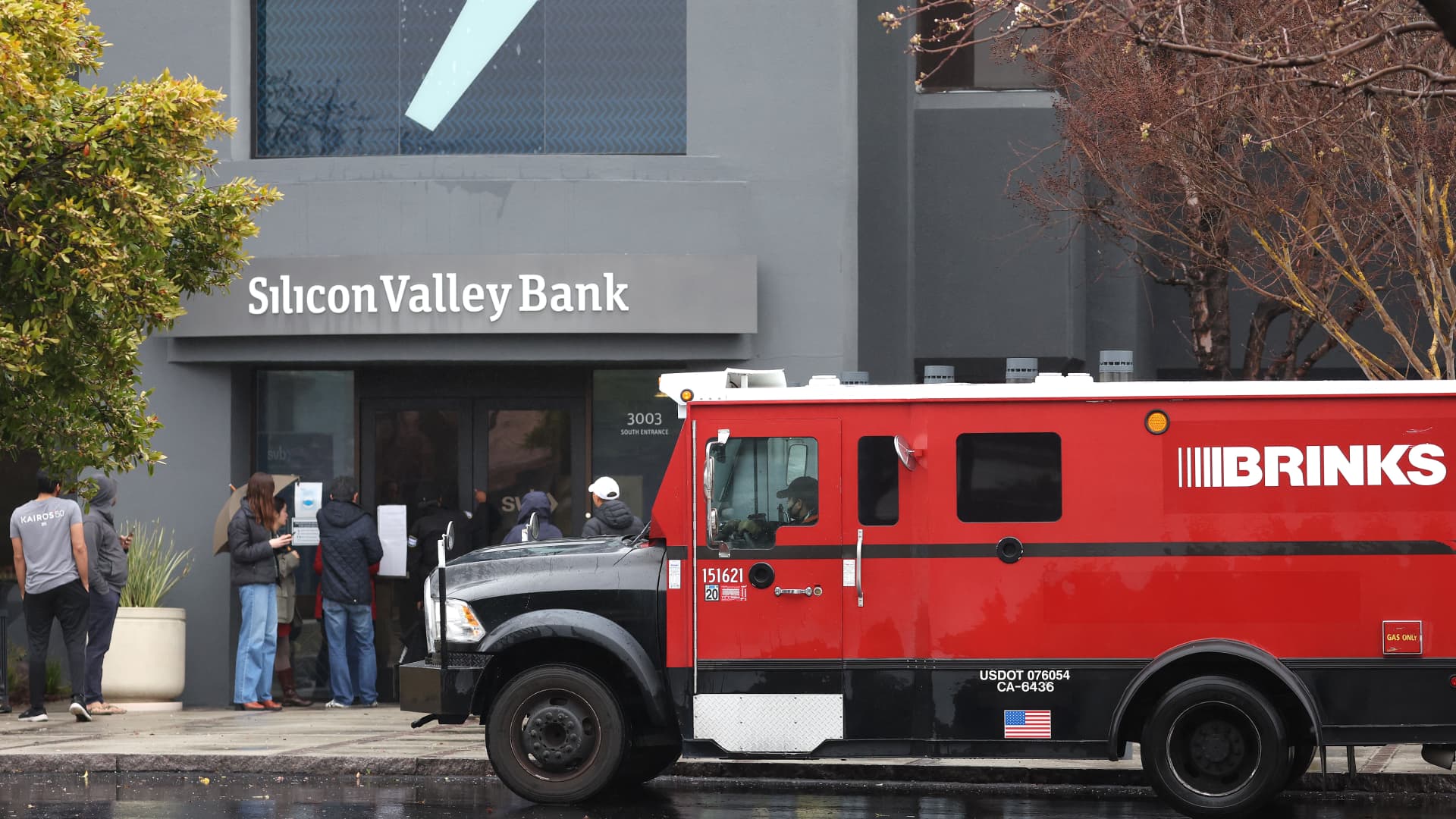 Founders swarmed SVB’s branches looking for answers after bank failure