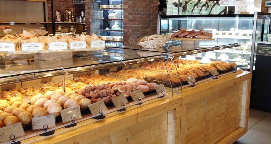 Global bakery café chain opens first LI location