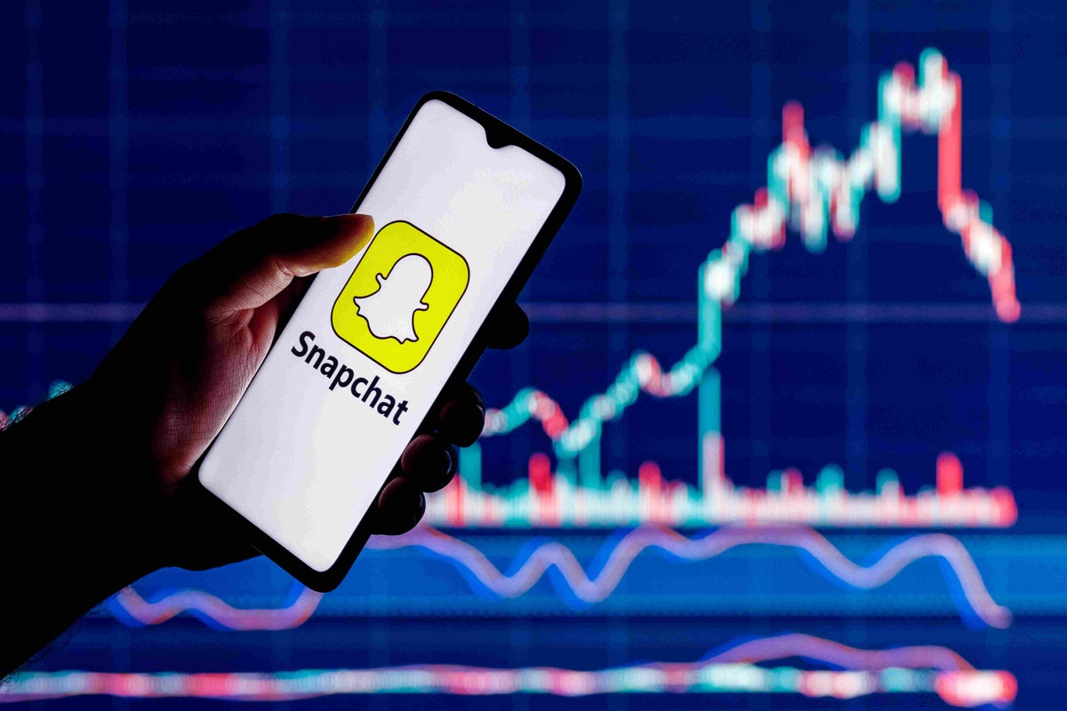 Snapchat Shares Tumble 7% Amid New AI Features And Upcoming Q1 Earnings - Snap (NYSE:SNAP)