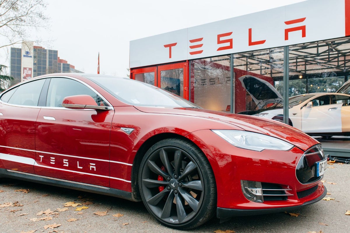 Elon Musk On Tesla Making Zero Profit, Rivian Reclaims Partial Tax Credit, Lordstown Mulls Reverse Stock Split And More: Biggest EV Stories Of The Week - Tesla (NASDAQ:TSLA), Rivian Automotive (NASDAQ:RIVN)