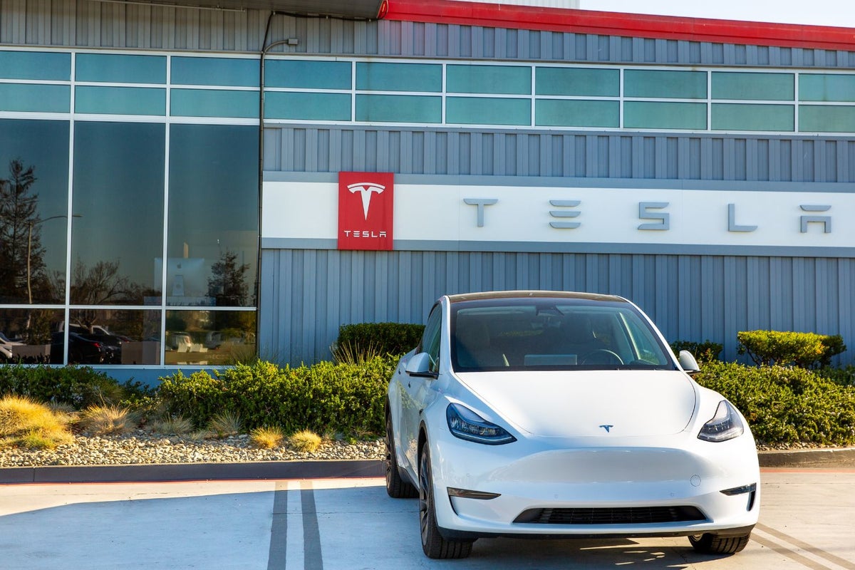 Here's How Much $1,000 Invested In Tesla Stock Will Be Worth If It Hits Cathie Wood's Price Target For 2027 - Tesla (NASDAQ:TSLA)
