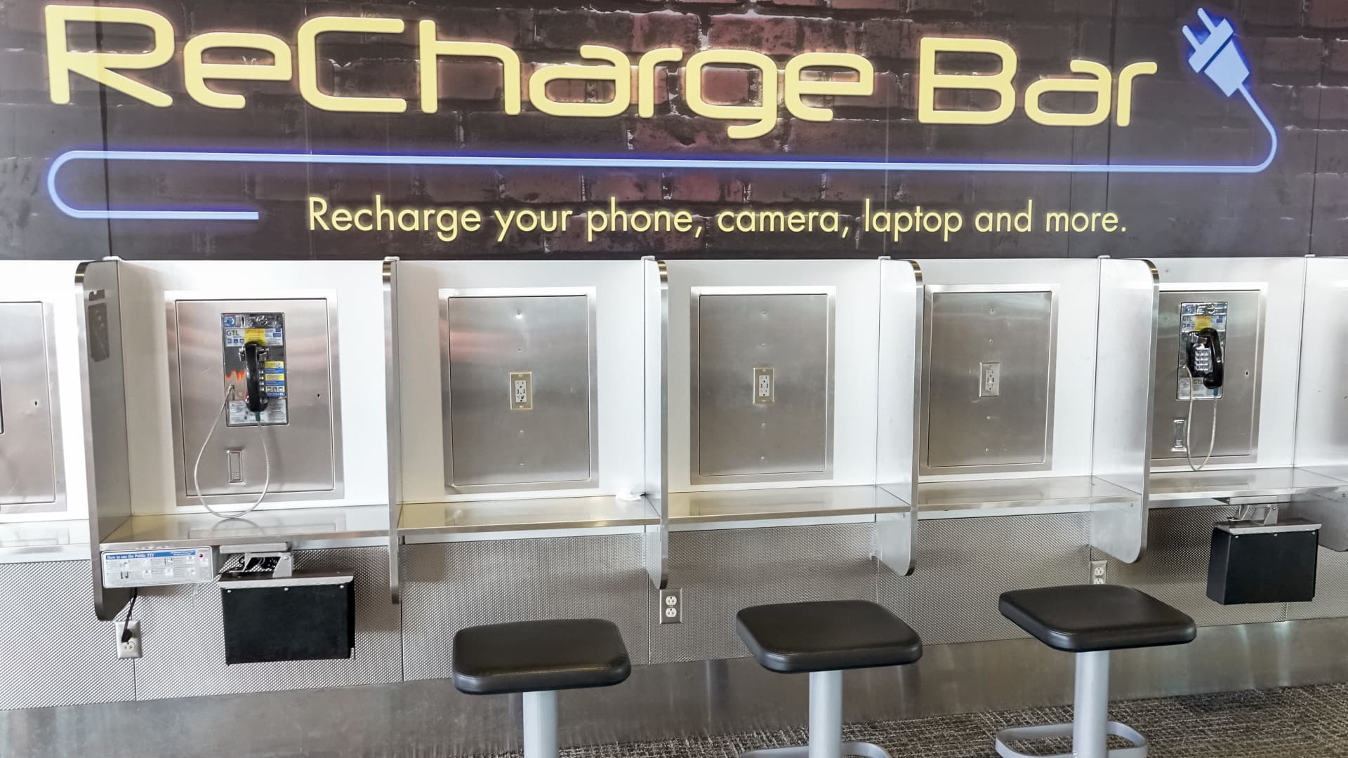 FBI says you shouldn't use public phone charging stations