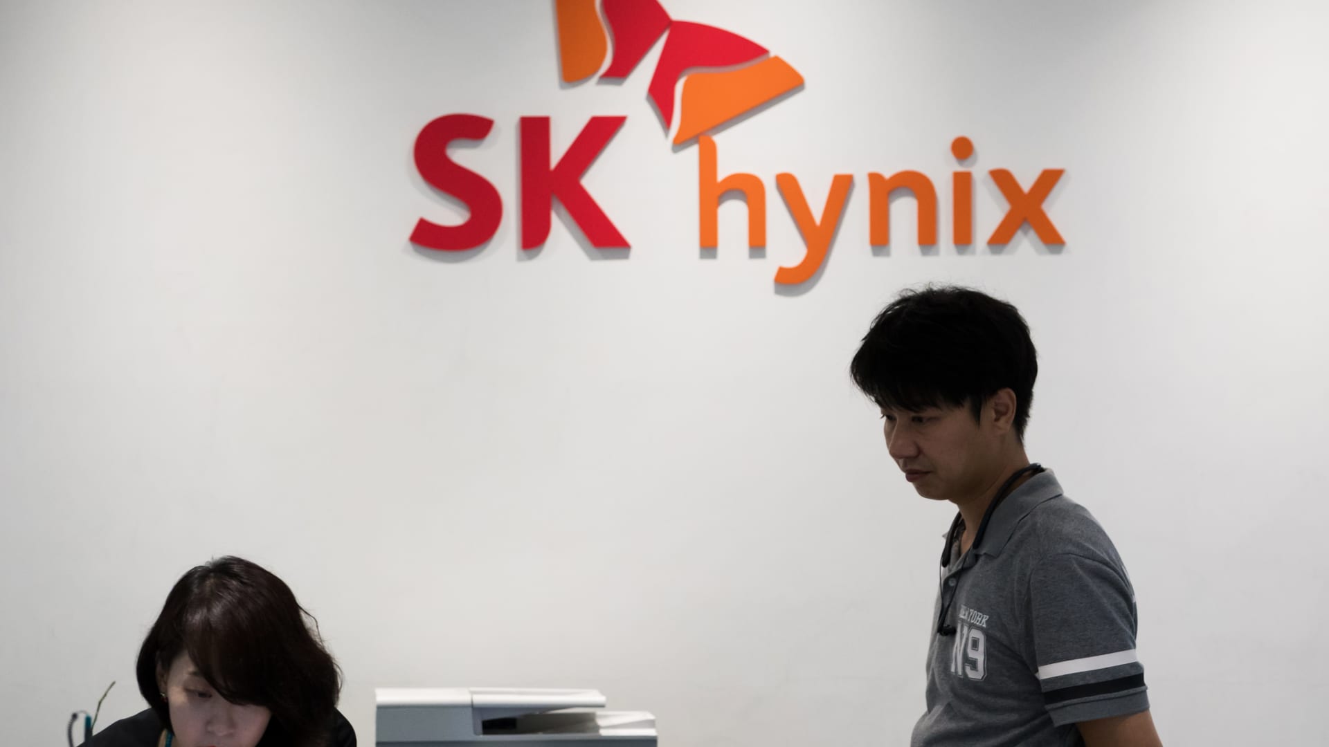 SK Hynix reports record quarterly operating loss, forecasts better outlook