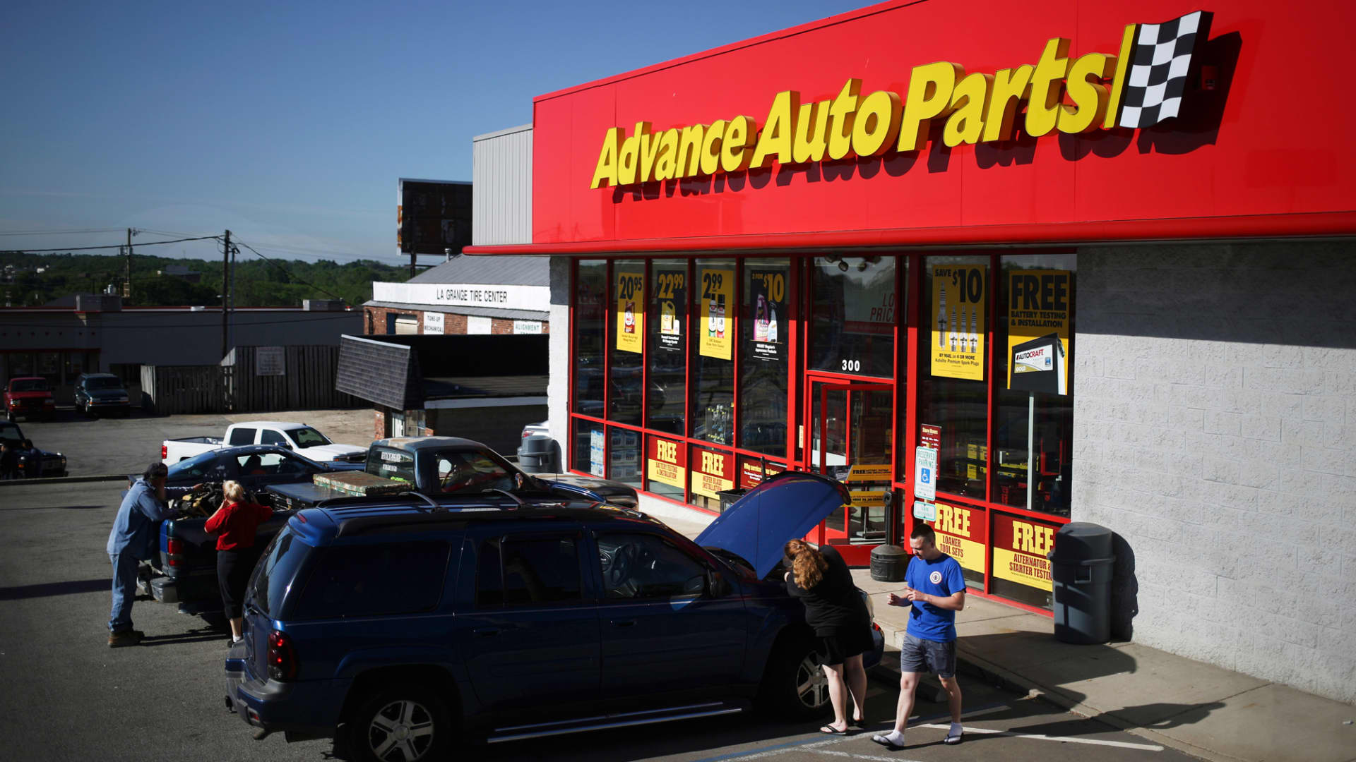 Advance Auto Parts shares plummet after dismal Q1