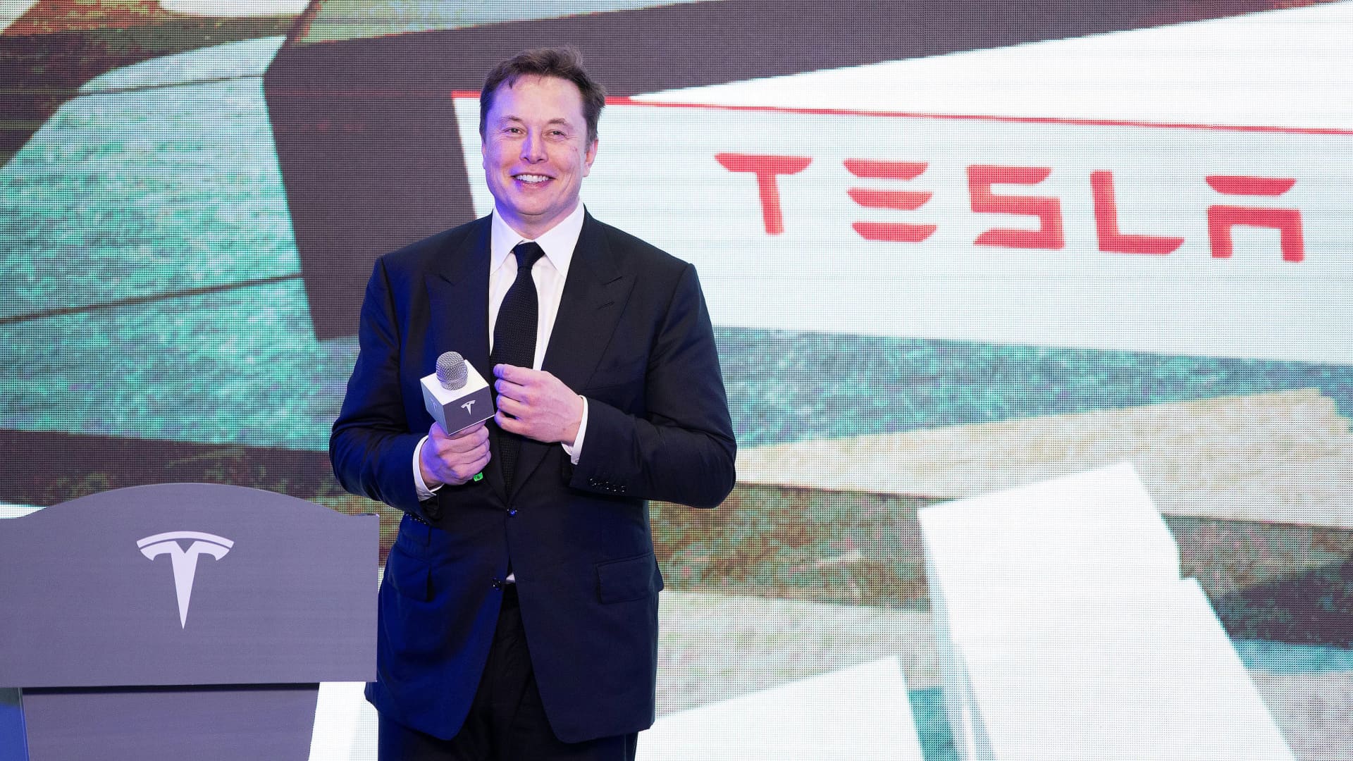 Tesla CEO Elon Musk meets China's foreign minister, touts expansion