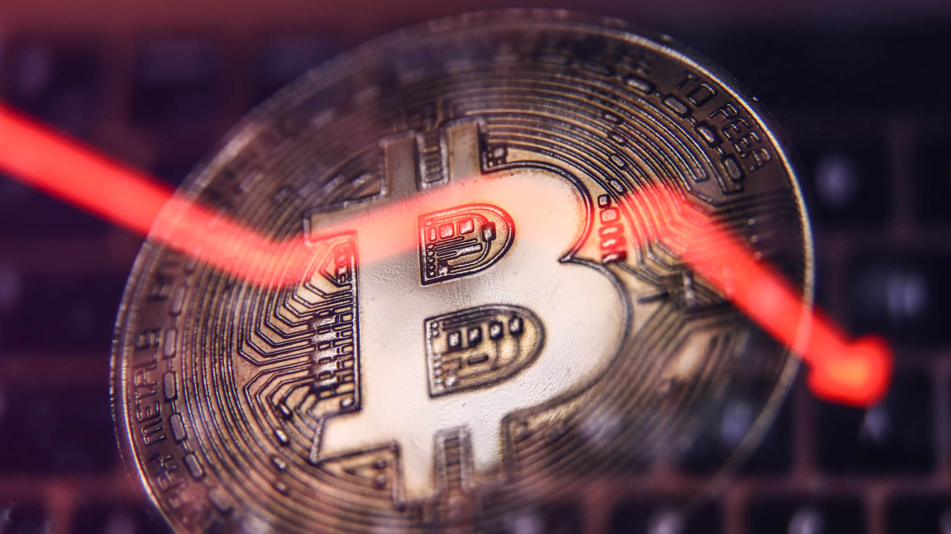 Bitcoin briefly drops below $25,000, Tether falls under dollar peg