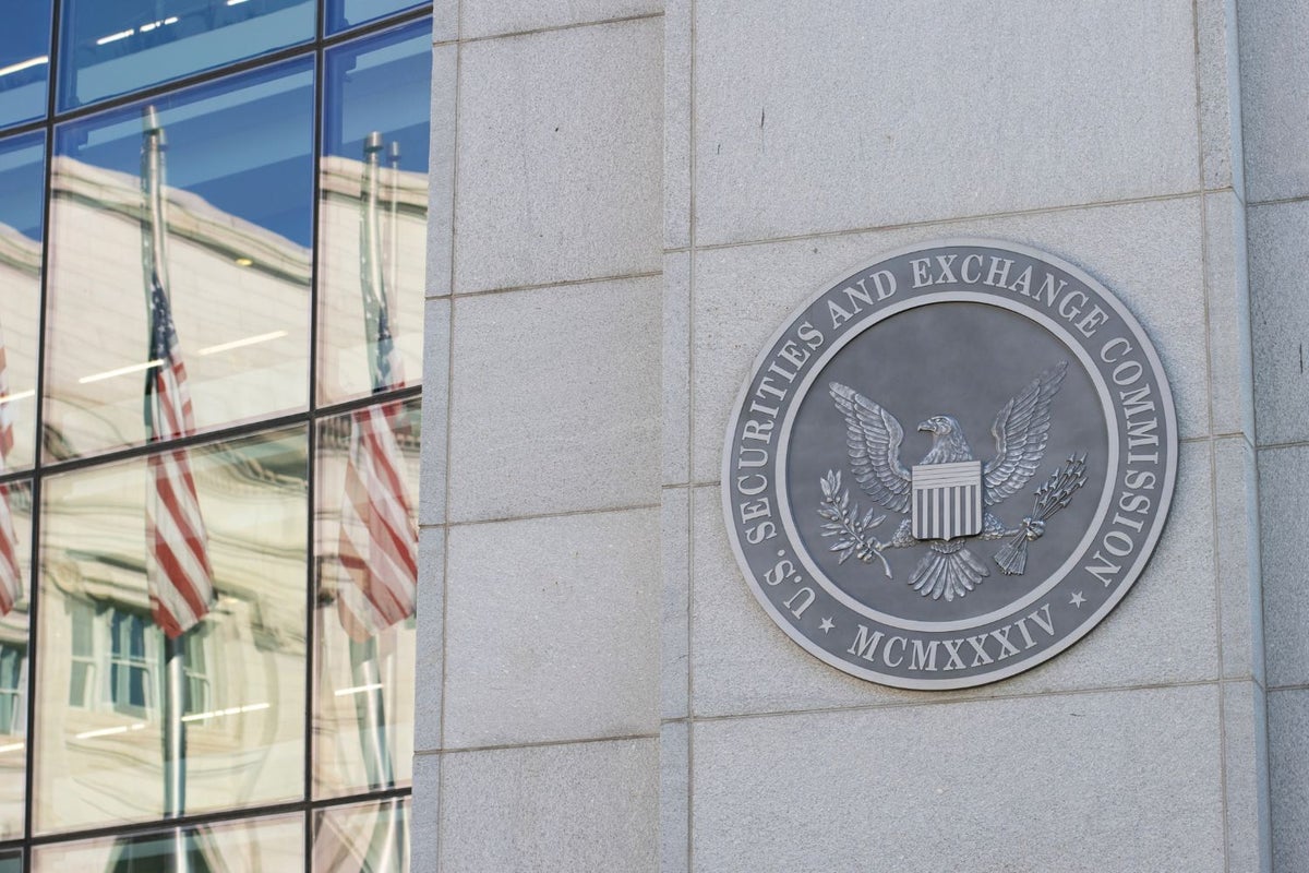 New SEC Regulations Seek To Protect Investors From Meme-Stock Frenzy: Report - Robinhood Markets (NASDAQ:HOOD)