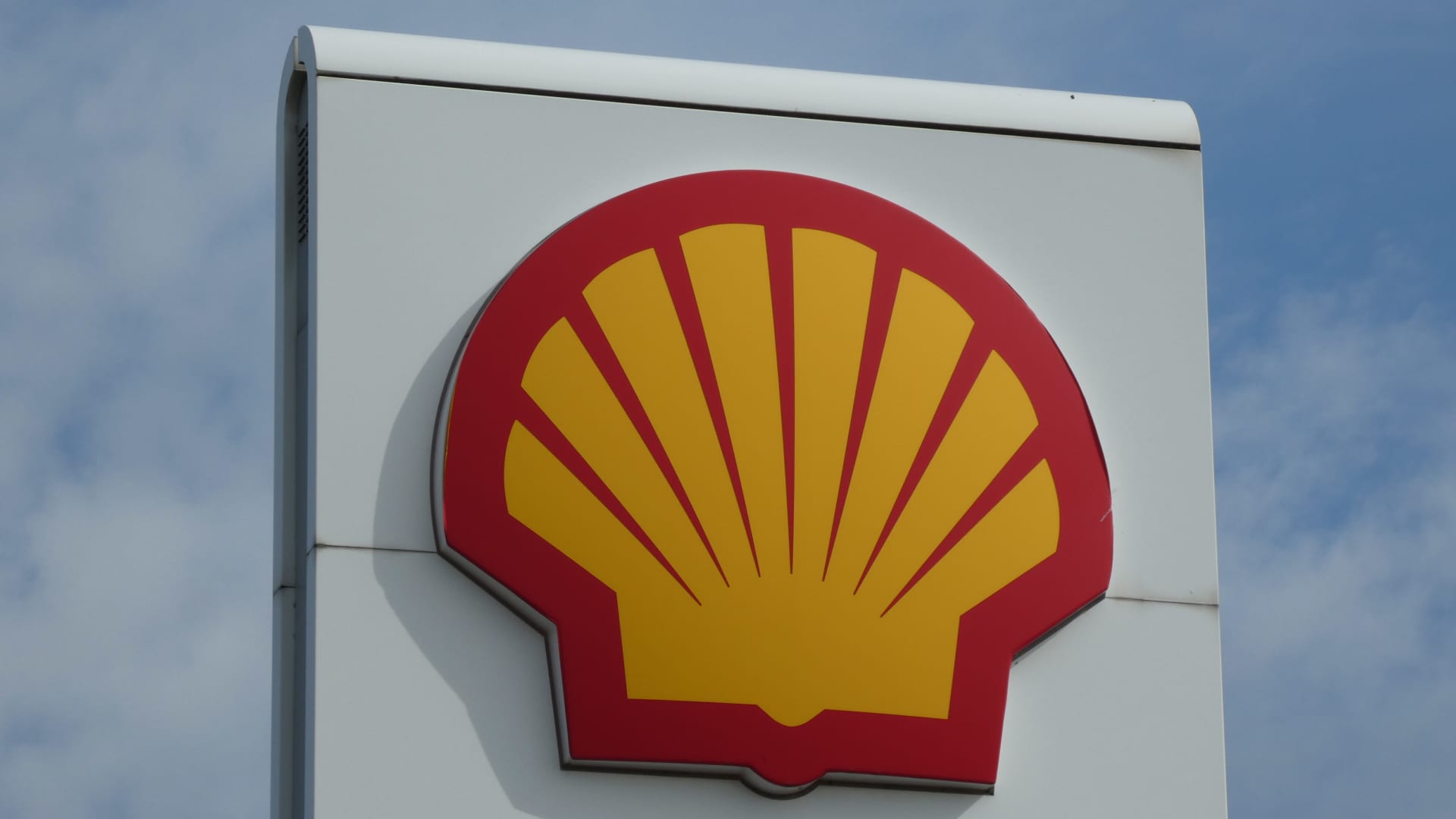 Oil giant Shell posts sharp drop in profit on weaker commodity prices
