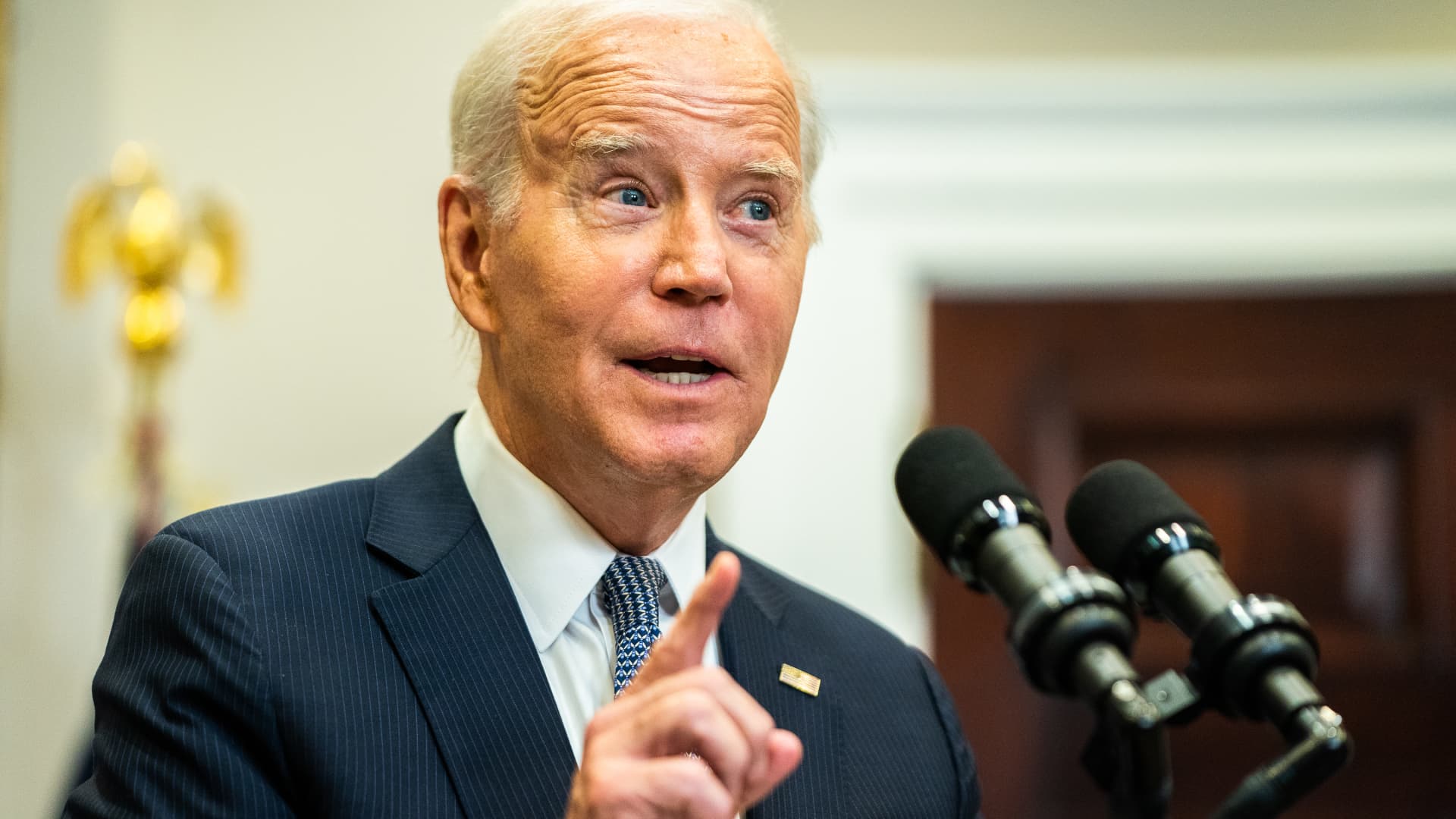 Biden takes on Supreme Court by still trying to forgive student debt