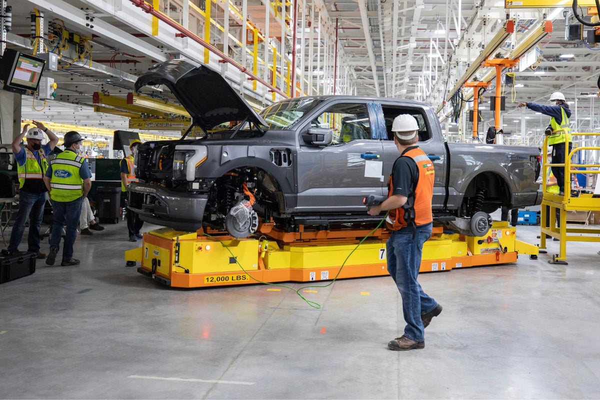 Auto Engineer Salaries: How Ford's UAW Deal Stacks Up Against GM, Tesla - Tesla (NASDAQ:TSLA), Ford Motor (NYSE:F), General Motors (NYSE:GM)