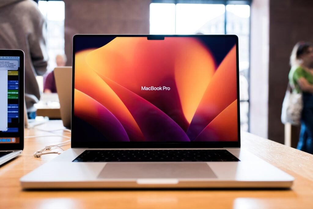 Apple's MacBook Pro Could Undergo Complete Redesign By 2025, Analyst Ming-Chi Kuo Predicts - Apple (NASDAQ:AAPL)