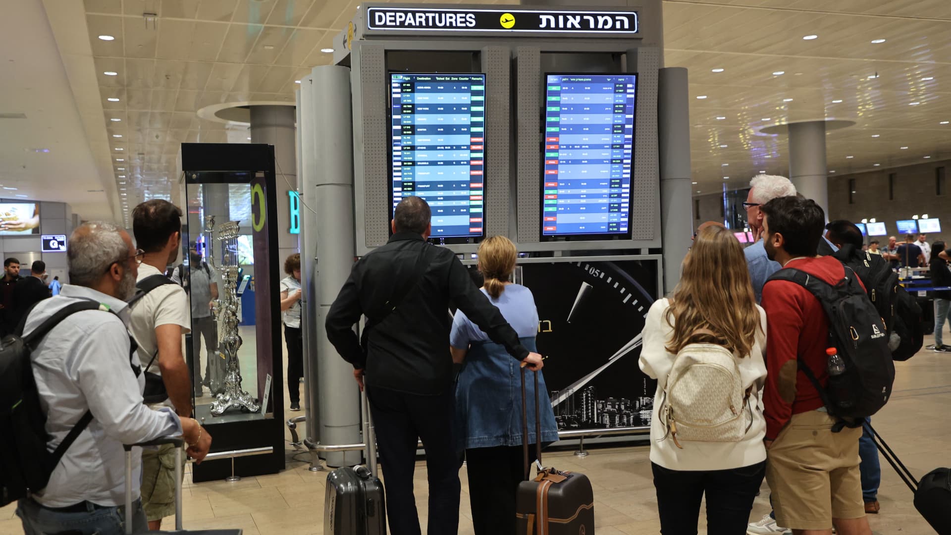 Major airlines suspend Israel flights after attacks