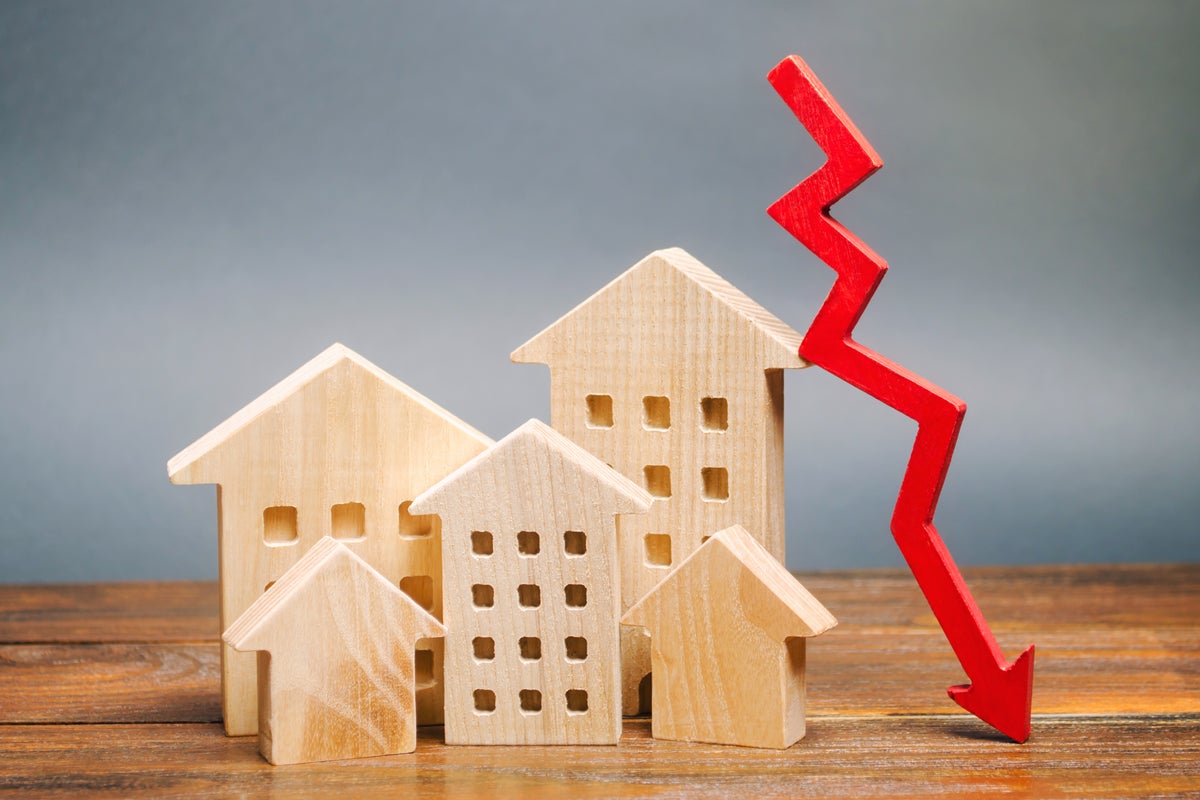 Experts Predict Lower Home Prices On The Horizon: 'Housing's Taken It On The Chin' - Anywhere Real Estate (NYSE:HOUS), Redfin (NASDAQ:RDFN)