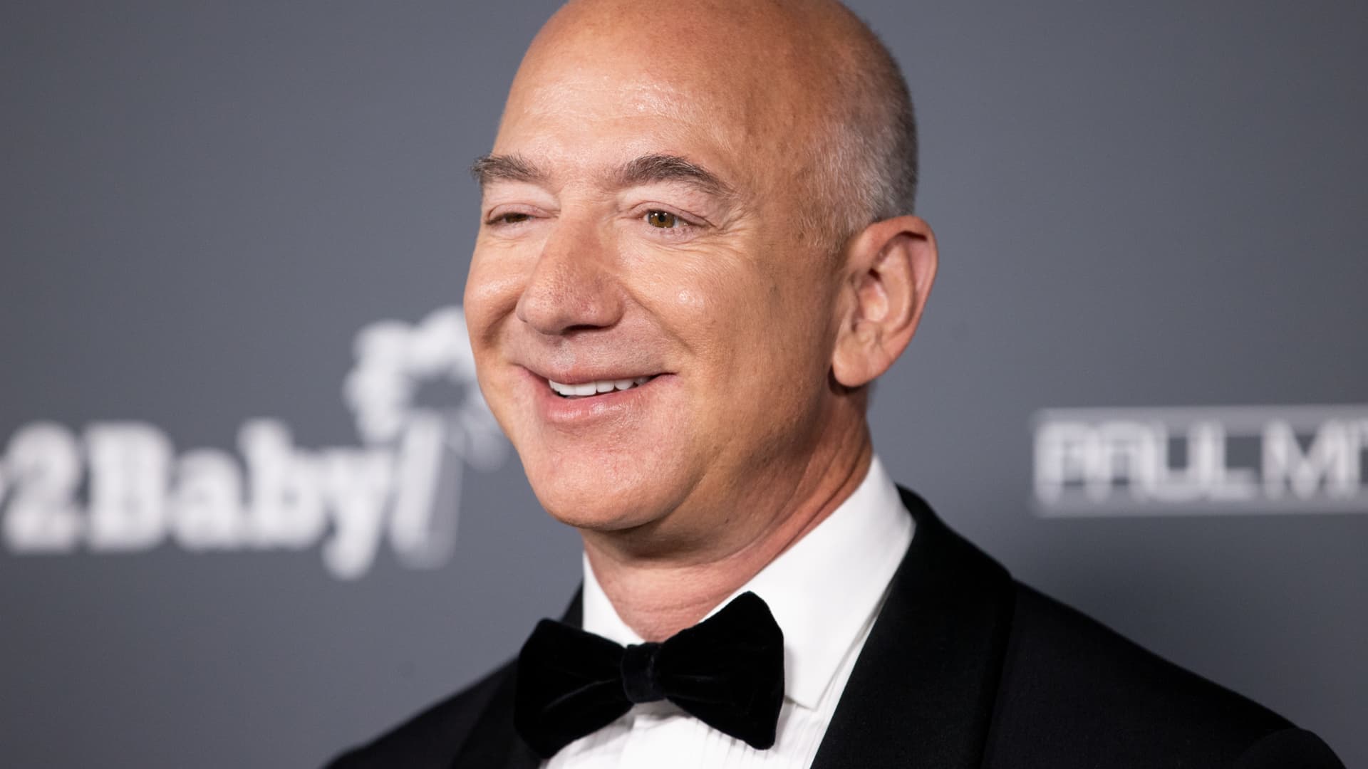 Bezos 'aggressive' again Tuesday selling more Amazon stock: Sources
