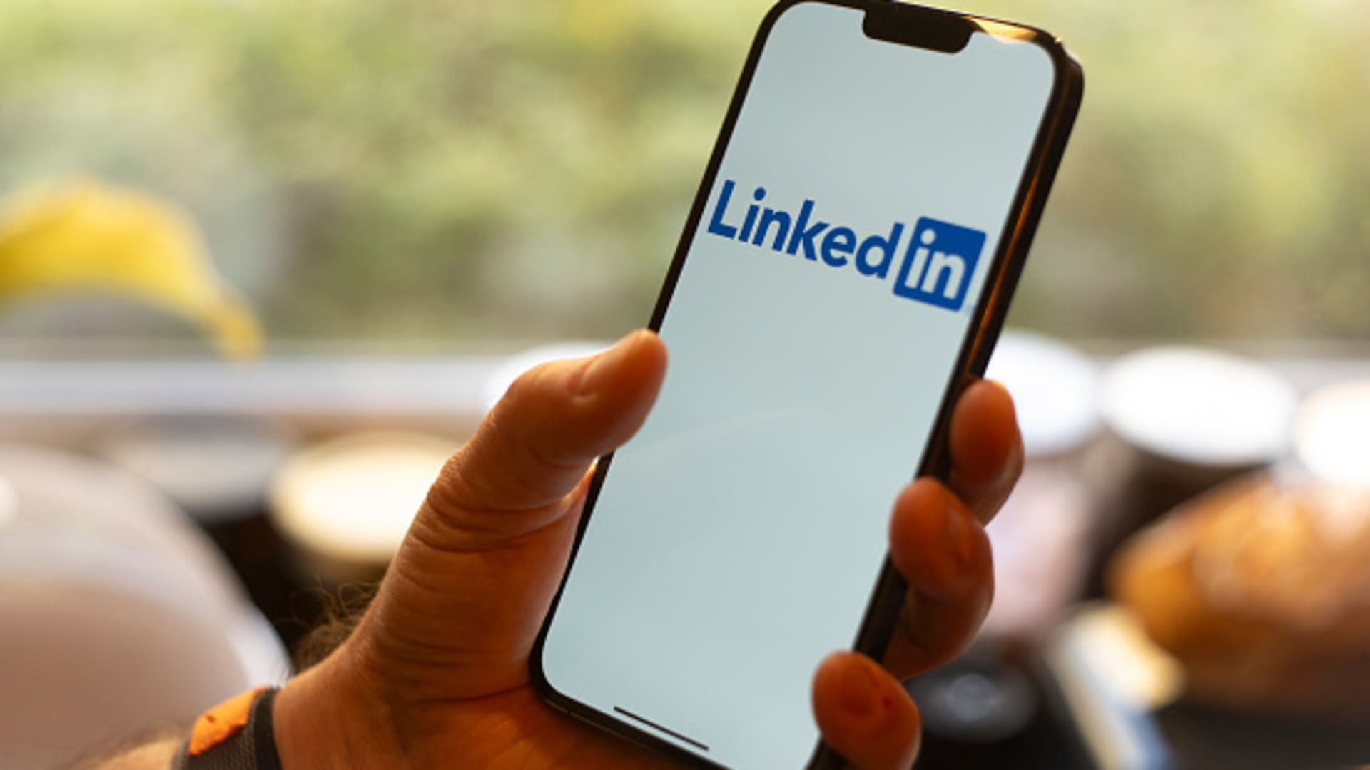 LinkedIn passes 1 billion members, launches new AI chatbot