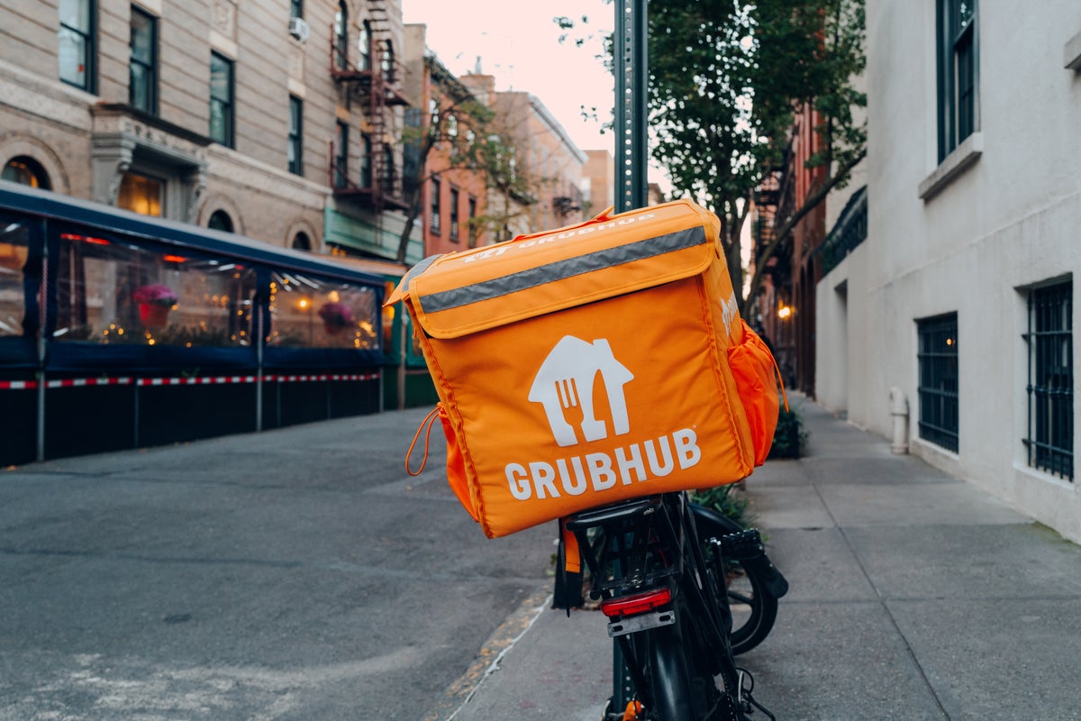 New York Food Delivery Workers Win Big Against Uber, DoorDash And GrubHub With $17.96 Minimum Hourly Pay - DoorDash (NASDAQ:DASH), Uber Technologies (NYSE:UBER)