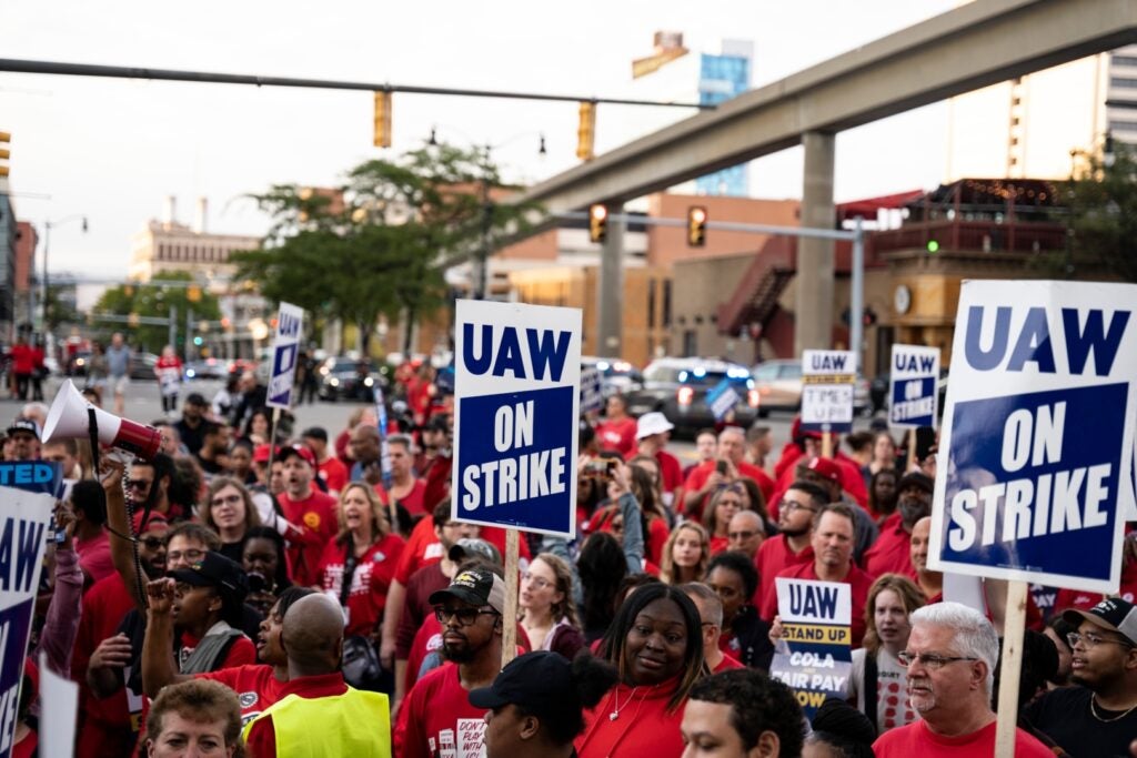 Boost In US Payrolls Expected As United Auto Workers Return, Ending Strikes At GM, Ford And Stellantis - Ford Motor (NYSE:F), General Motors (NYSE:GM)