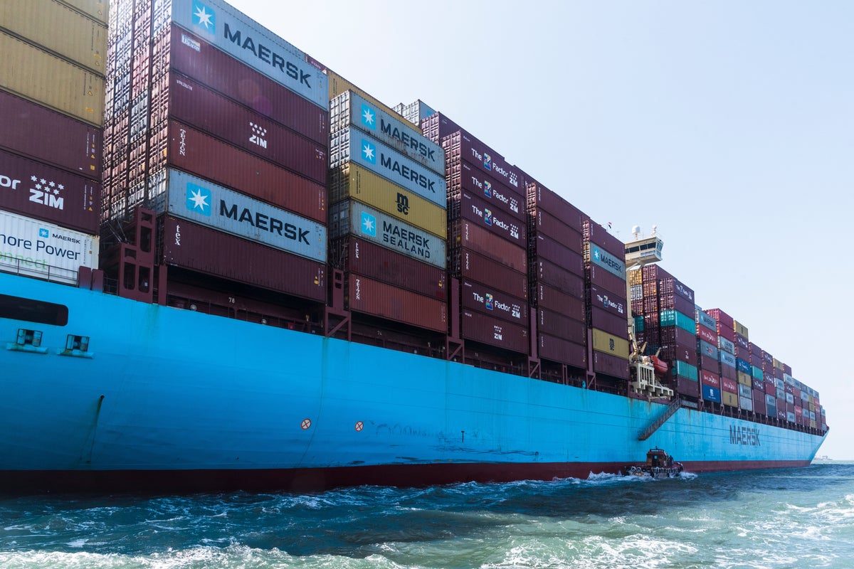 Houthi Attack Halts Red Sea Shipping: Maersk Vessel Escapes Unscathed