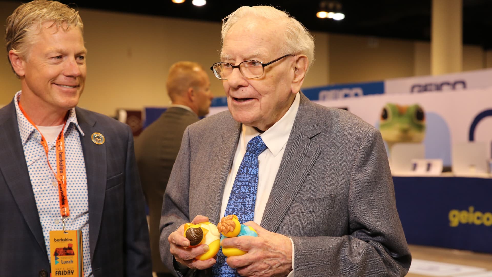 Buffett's Berkshire Hathaway continues to sell HP shares