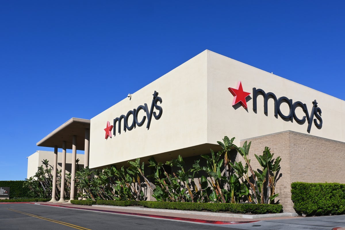 Macy's In The Crosshairs: Investors Prepare For A Showdown Over $5.8B Bid - Macy's (NYSE:M)