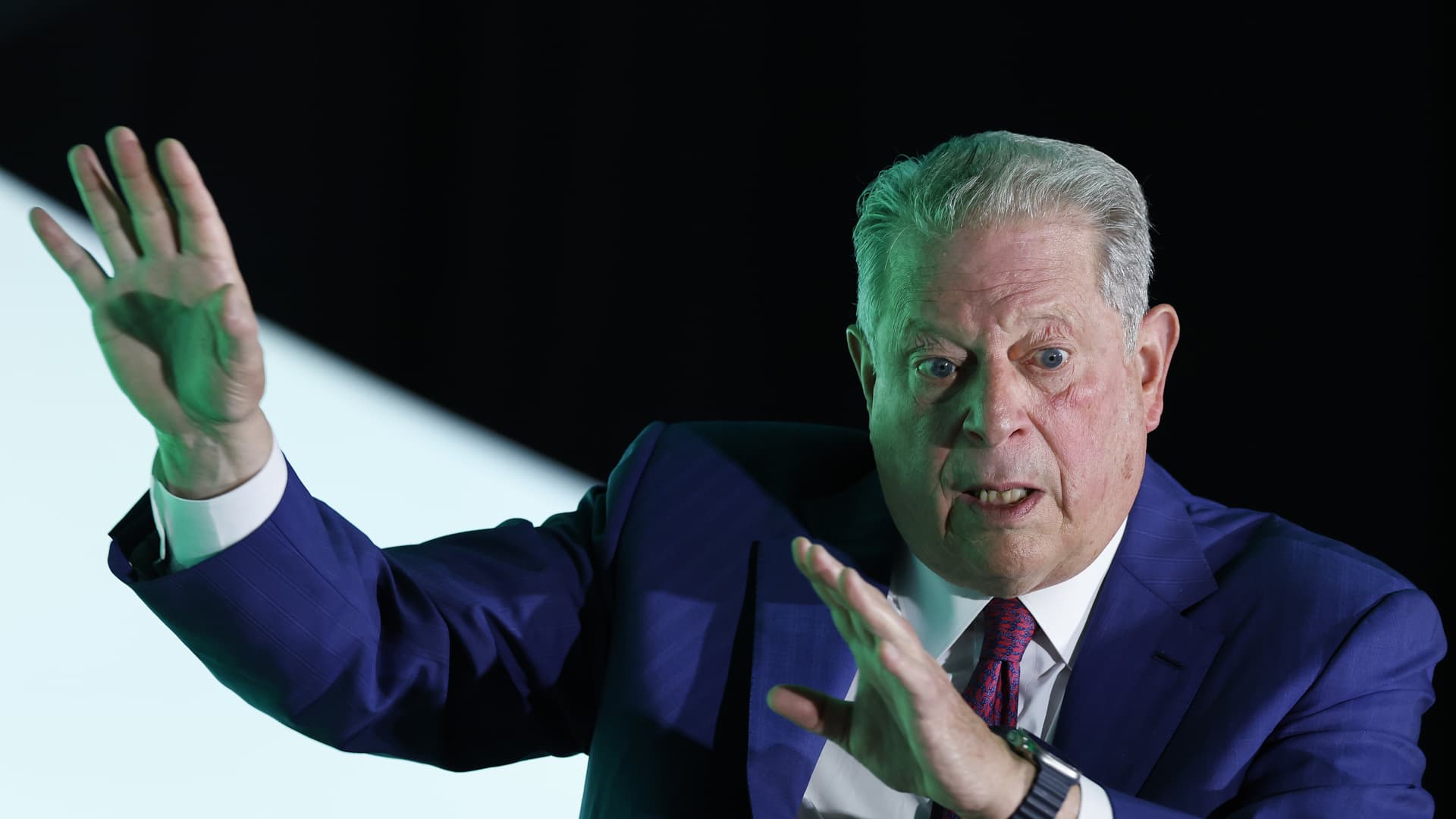 Apple longtime directors Al Gore and James Bell retiring from board
