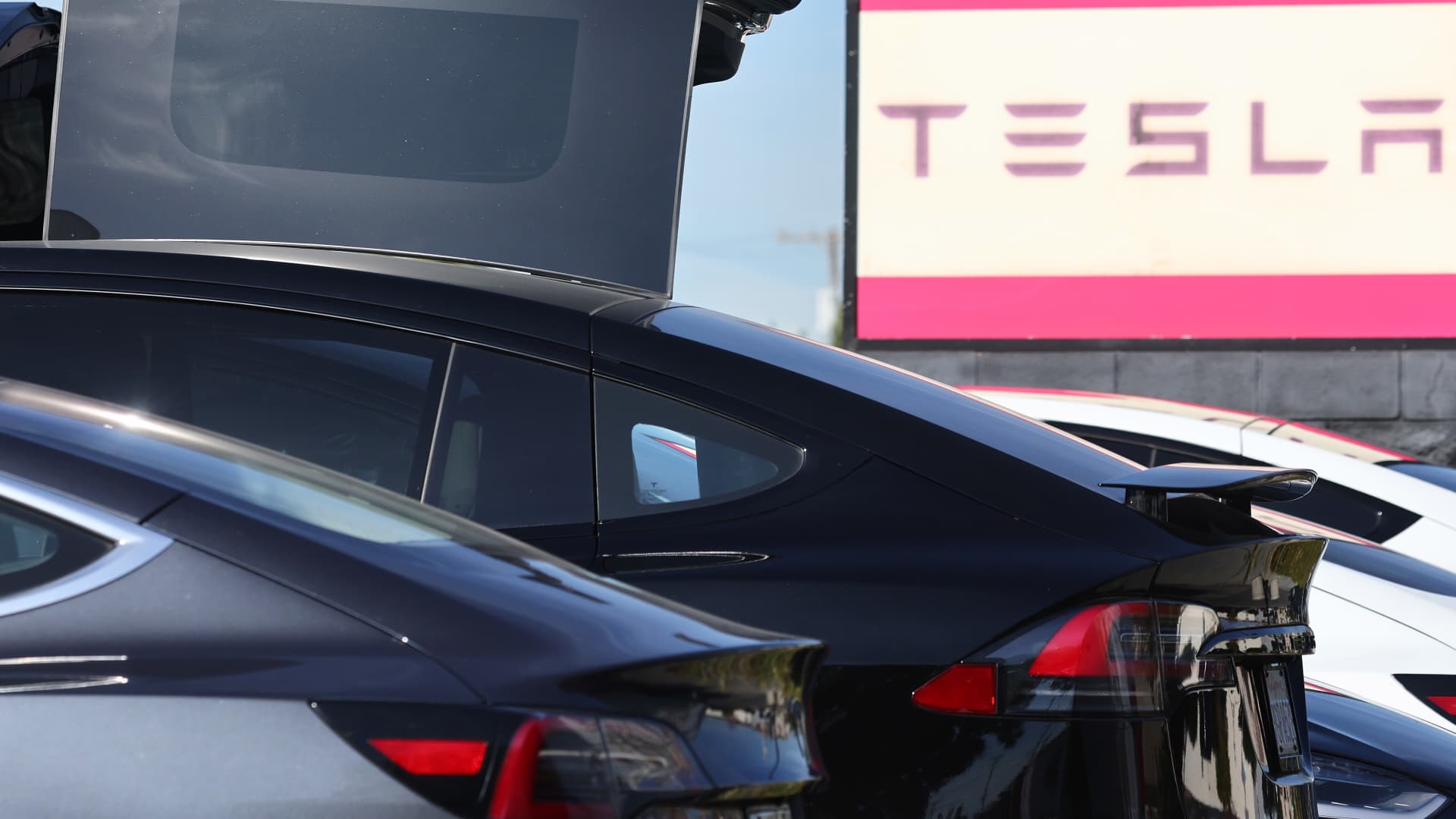 Tesla recalls nearly 200,000 vehicles in US over rearview camera bug