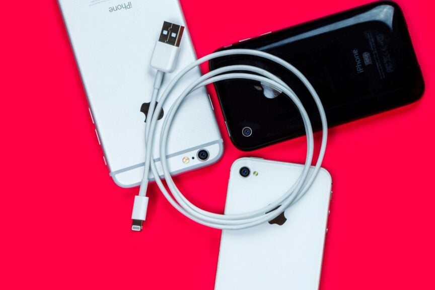 Revenge Of The 'Lightning:' Apple Vision Pro Shows The 11-Year-Old Cable Has Somehow Returned - Apple (NASDAQ:AAPL)