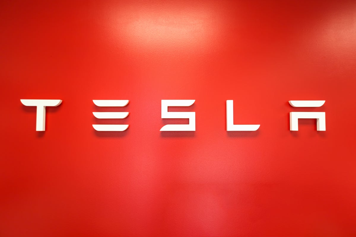 Inside Tesla's Pay Raise: Factory Workers See Hourly Wages Surge - Tesla (NASDAQ:TSLA)