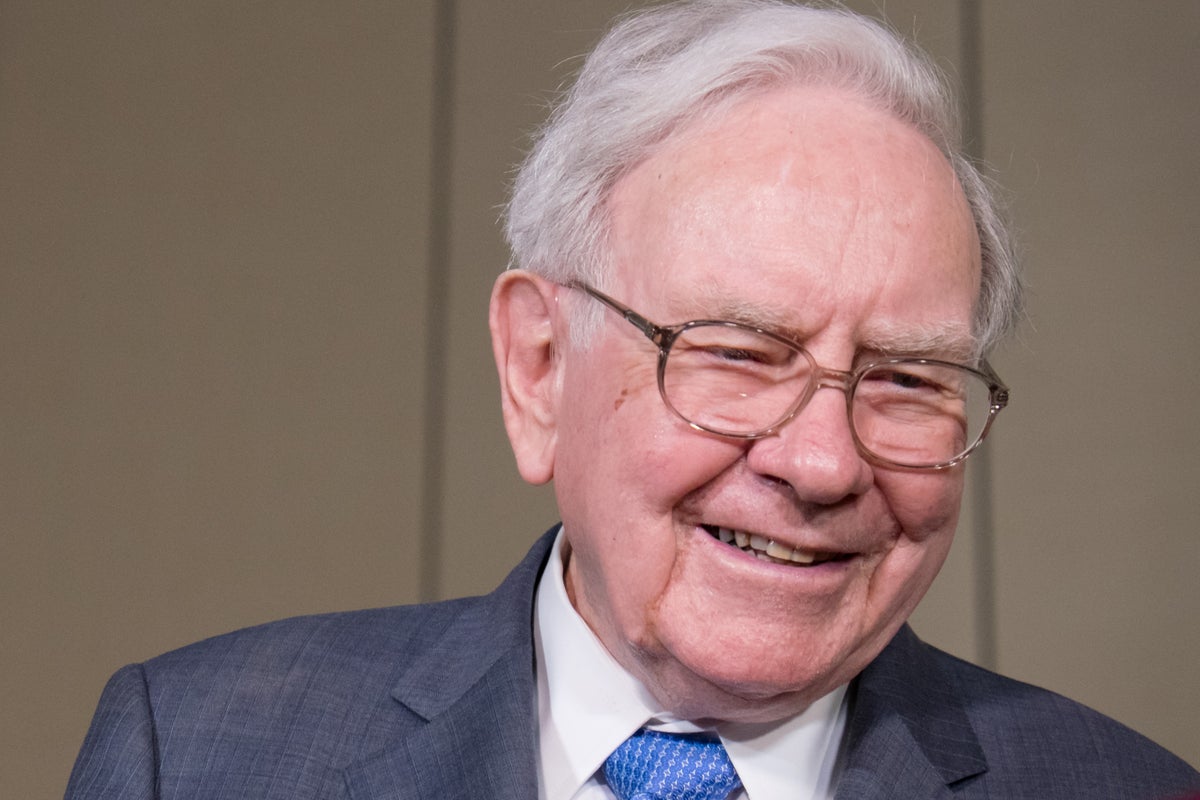 Warren Buffett's Empire Nears Trillion-dollar Club As Class A Shares Hit Above $600,000 - Occidental Petroleum (NYSE:OXY), Eli Lilly (NYSE:LLY)